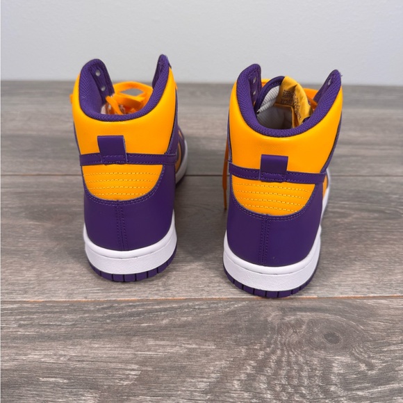 Lakers Dunks - Picture 3 of 6